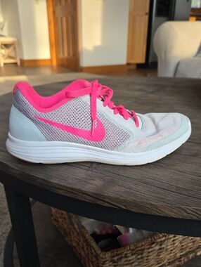 Nike Women’s White Athletic Shoe with Hot Pink Accents